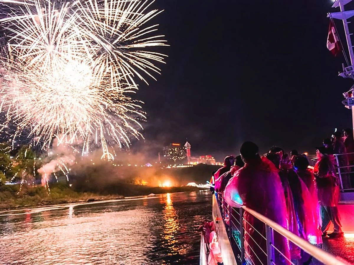 Niagara Walking Tour and Fireworks Cruise - image 2