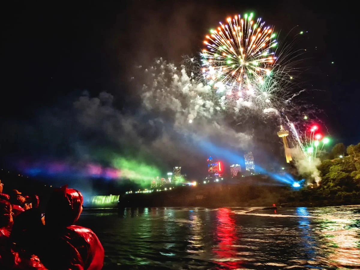 Niagara Walking Tour and Fireworks Cruise - image 4