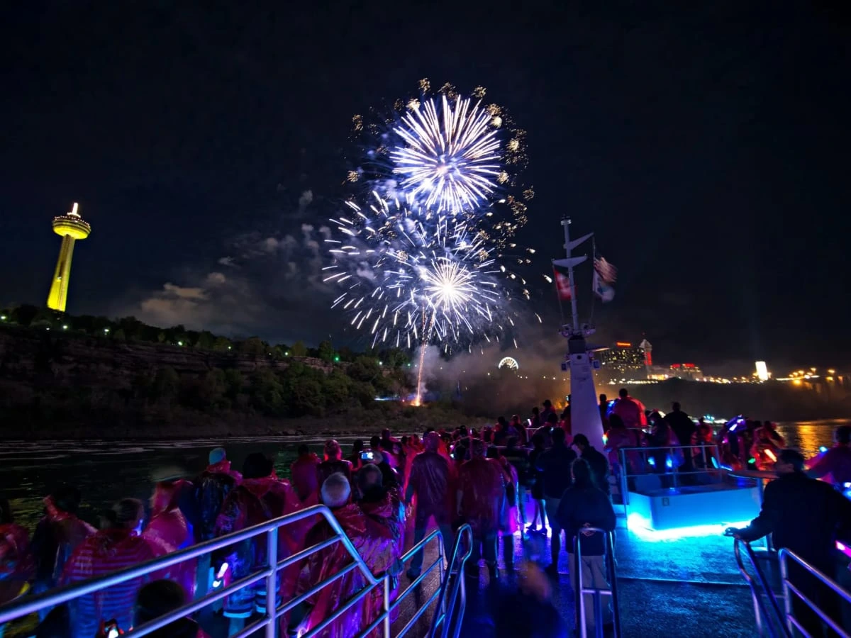 Niagara Walking Tour and Fireworks Cruise - image 3